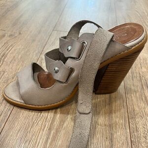 SIXTYSEVEN gray leather strappy  high chunky heel sandals